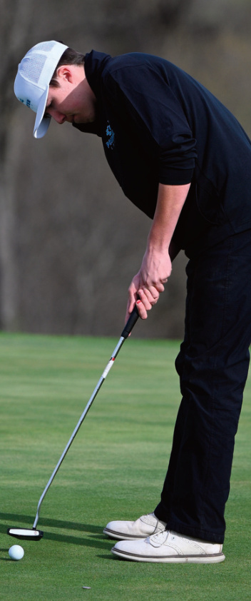 Gaige Godfrey strokes a putt in play at Deer Valley Barneveld. Photo by Anita Schmid.