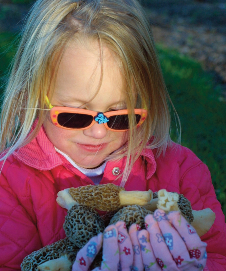 Picture of a little girl with mushrooms