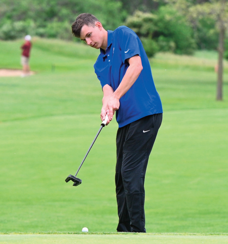 Drew Aschliman sends a putt towards the hole. Anita Schmid photo.
